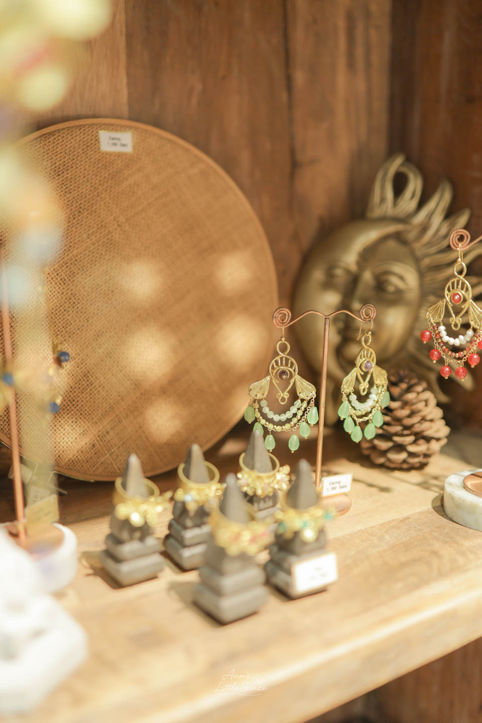 泰國清邁|午後陽光灑落在古城轉角的精緻飾品店 Hang And Craft Old City Chiangmai - 第3張圖 泰國清邁|午後陽光灑落在古城轉角的精緻飾品店 Hang And Craft Old City Chiangmai