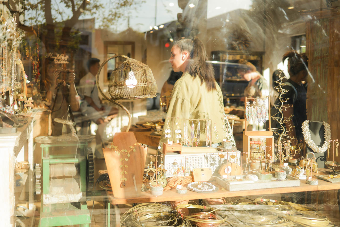 清邁古城街角飾品店，陽光灑落在玻璃櫥窗上，飾品閃閃發光。｜Photo by Ann's Little Space