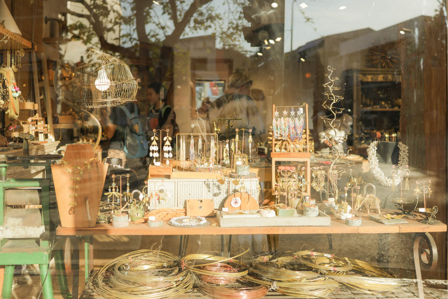 泰國清邁|午後陽光灑落在古城轉角的精緻飾品店 Hang And Craft Old City Chiangmai - 第1張圖 泰國清邁|午後陽光灑落在古城轉角的精緻飾品店 Hang And Craft Old City Chiangmai