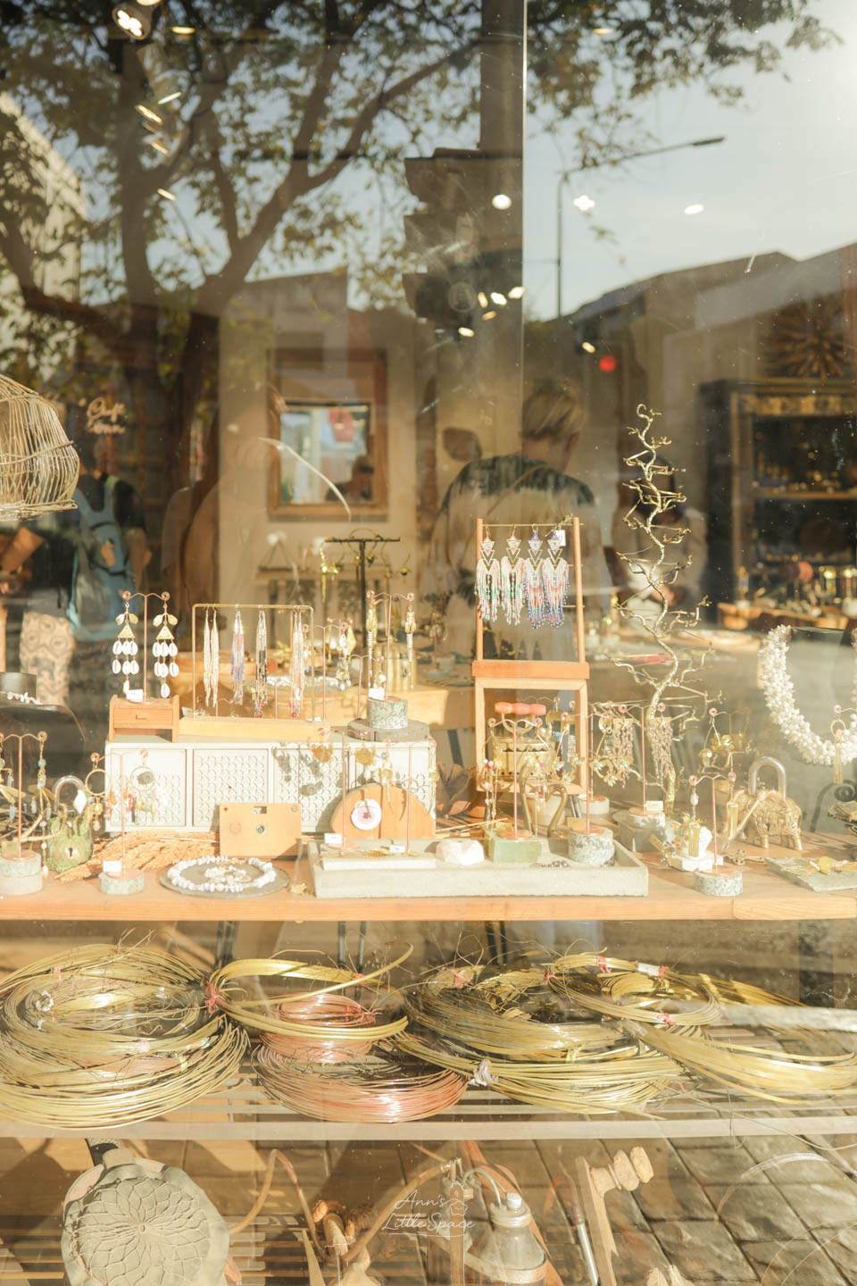 泰國清邁|午後陽光灑落在古城轉角的精緻飾品店 Hang And Craft Old City Chiangmai - 第16張圖 泰國清邁|午後陽光灑落在古城轉角的精緻飾品店 Hang And Craft Old City Chiangmai