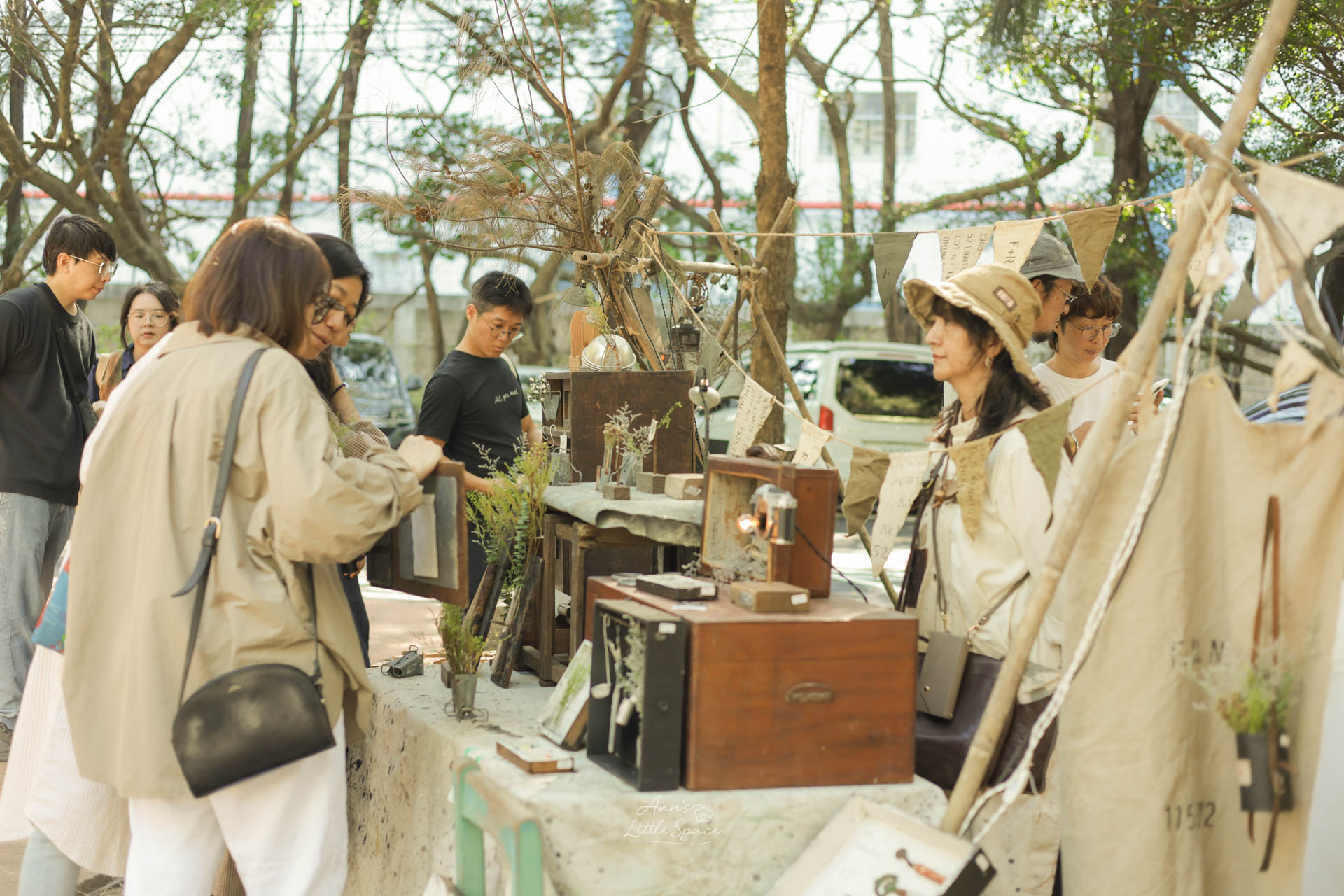 灰熊綠展市集，正在挑選手作商品的路人們｜Photo by Ann's Little Space