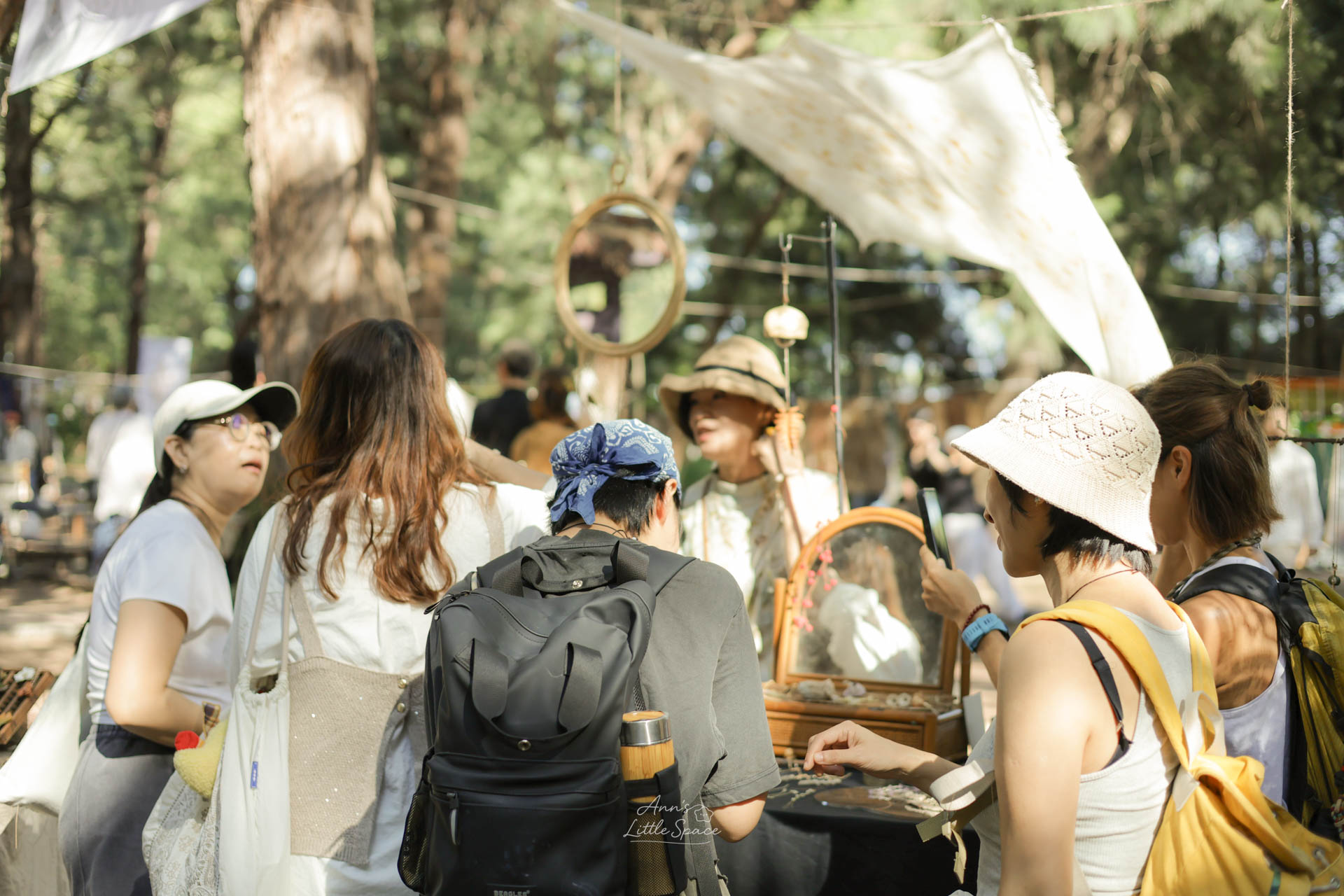 灰熊綠展市集，挑選商品的人們聚集在攤位前。｜Photo by Ann's Little Space