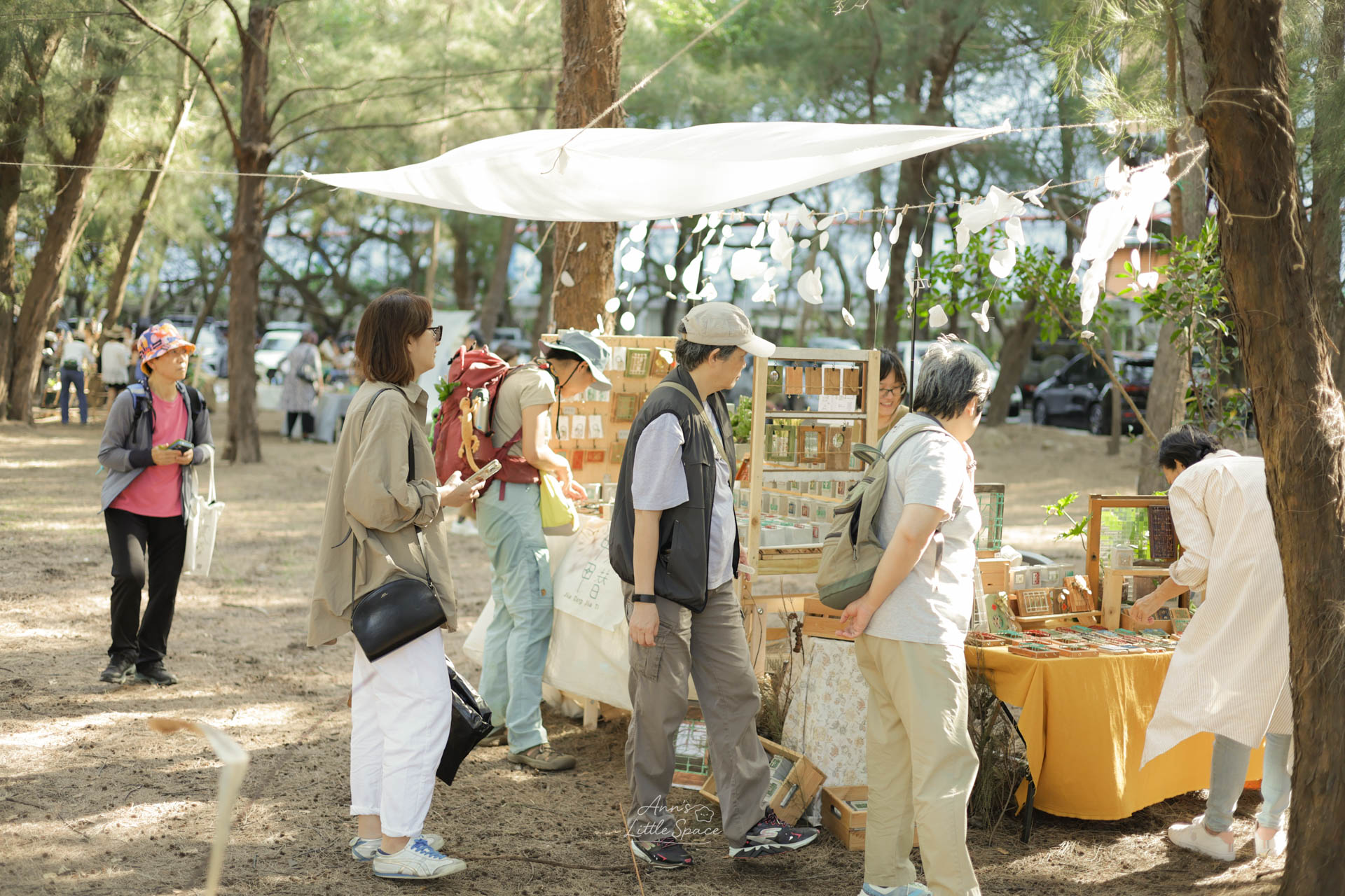 灰熊綠展市集的攤位，散步路過的人潮｜by Ann's Little Space