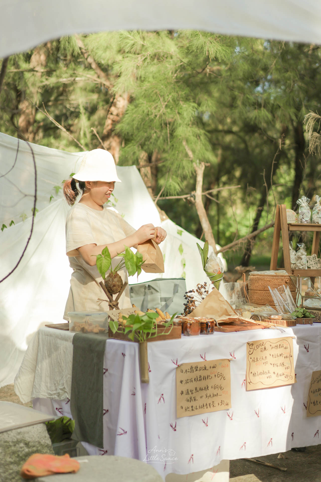 灰熊綠展市集，品牌14F手作甜點，正在包裝商品的老闆，餐桌佈置得很森林系，司康有很多種口味｜by Ann's Little Space