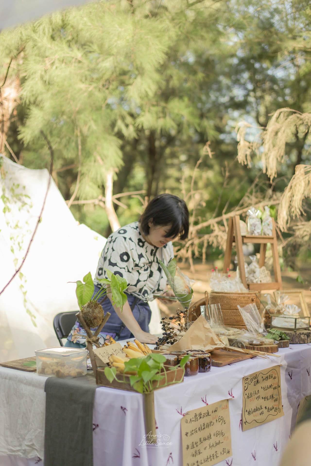 灰熊綠展市集，品牌14F手作甜點，低頭工作中的老闆，餐桌佈置得很森林系，司康有很多種口味｜by Ann's Little Space