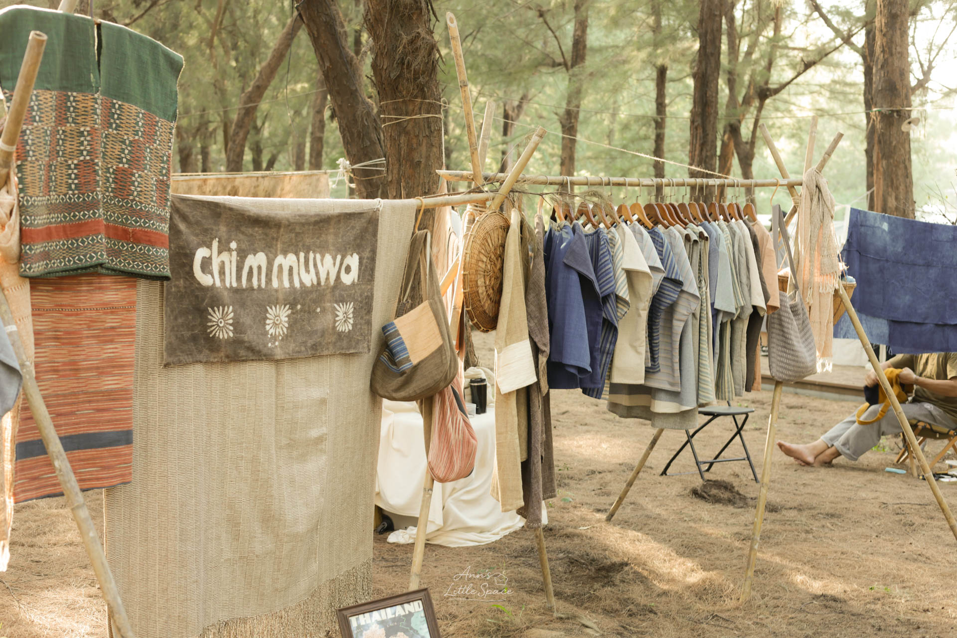灰熊綠展上的攤位，來自泰國清邁的手織品品牌Chimuwa，天然織品與藍染色系衣物呈現溫柔氛圍｜by Ann's Little Space