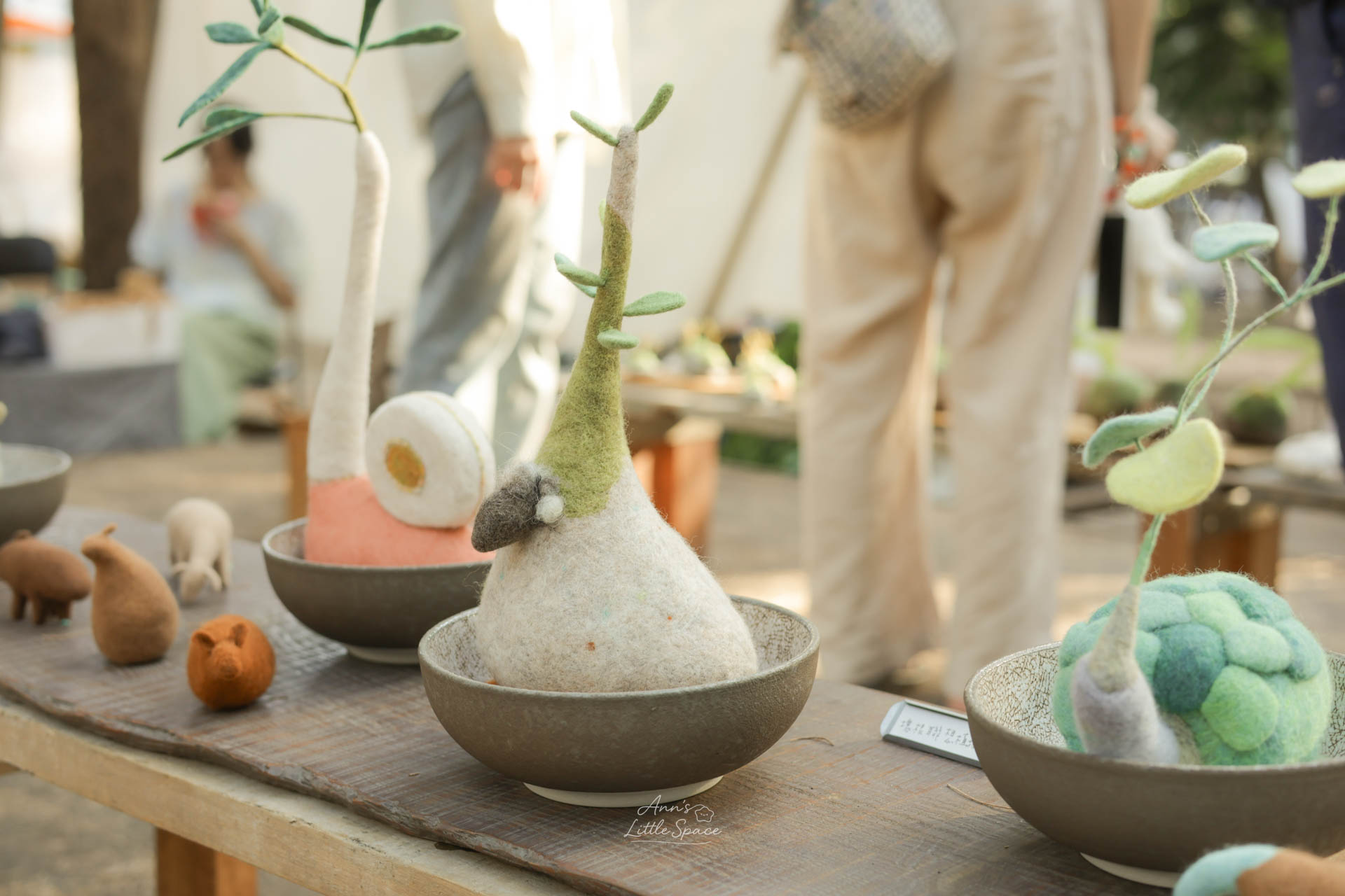 灰熊綠展中的羊毛氈植物系手作擺飾展示於陶碗之中，柔和色彩與森林感設計在午後陽光下顯得溫暖療癒｜by Ann's Little Space