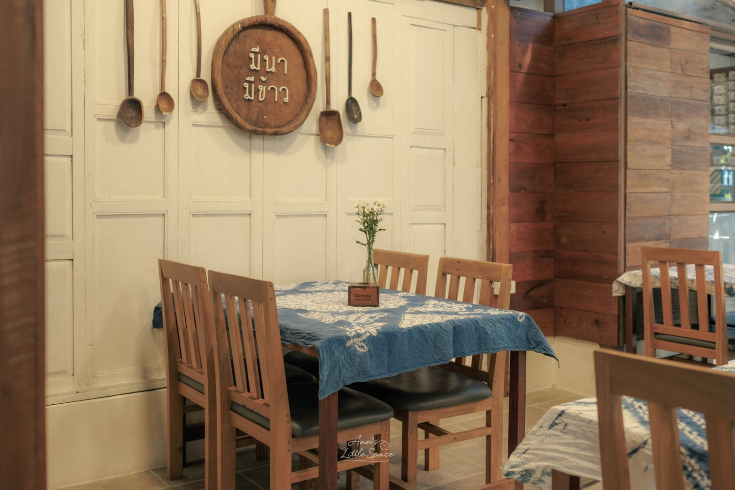 Meena Rice Based Cuisine 室內座位區，牆上掛著木勺和粘版裝飾｜by Ann's Little Space