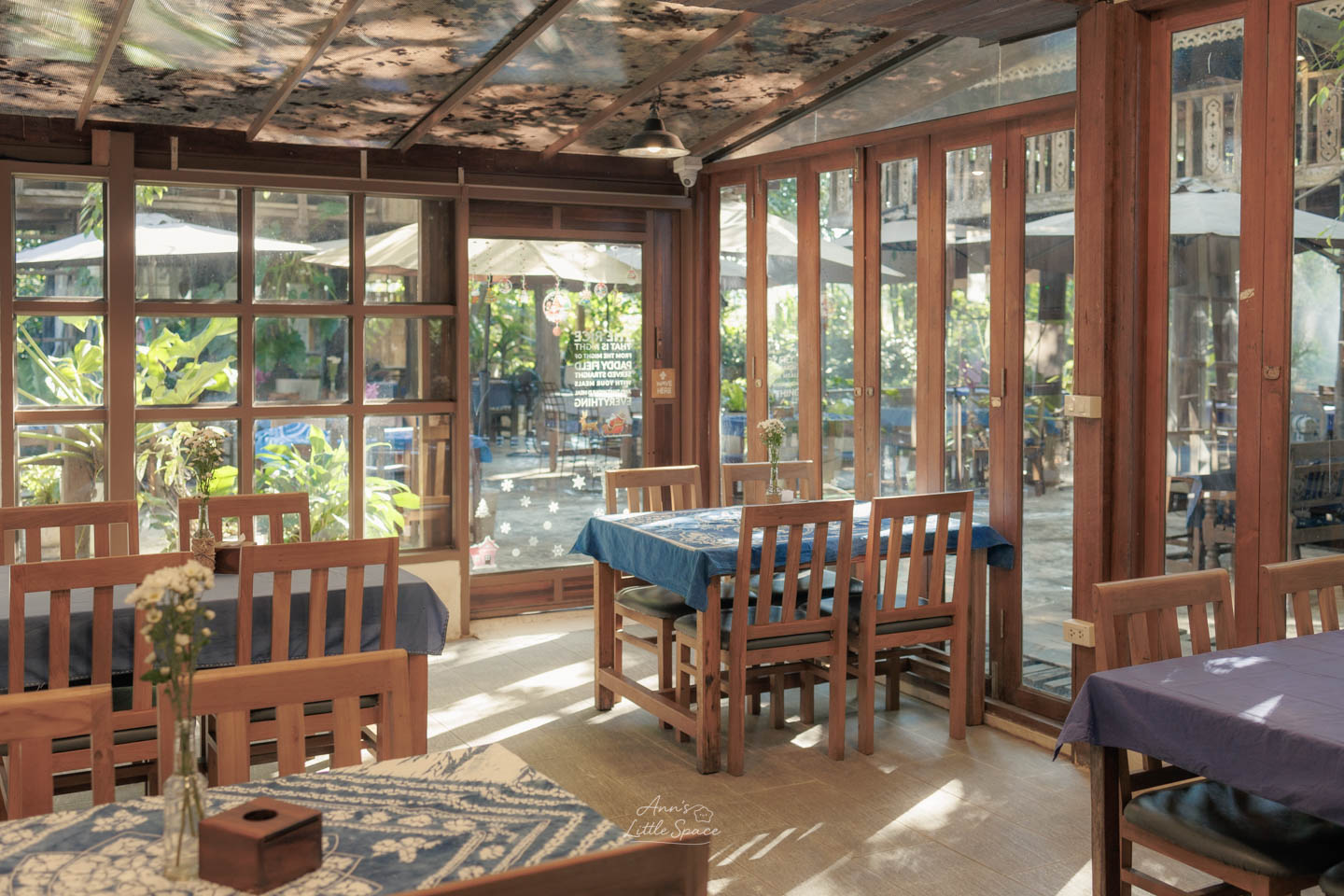 Meena Rice Based Cuisine 室內座位區ㄧ隅，早晨的陽光透過落地窗灑進來｜by Ann's Little Space