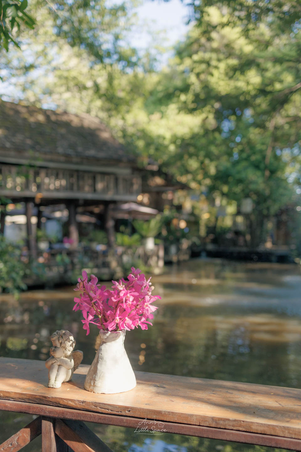 清邁森林系餐廳 Meena 湖畔一角的桃紅色莫卡拉蘭花特寫，環境清幽的慢旅水景風景｜by Ann's Little Space
