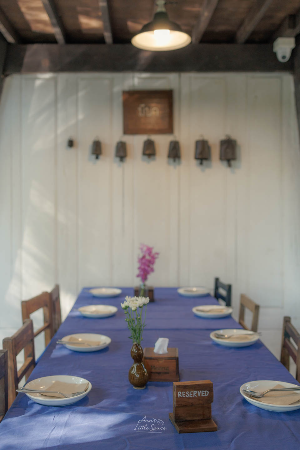 Meena Rice Based Cuisine 座位區，藍紫色的桌布上擺放著餐盤與花束｜by Ann's Little Space