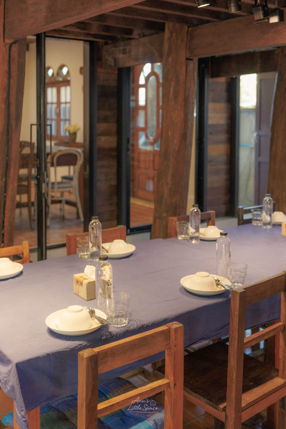 Meena Rice Based Cuisine 室內座位區，傳統蘭納式木造糧倉改建｜by Ann's Little Space