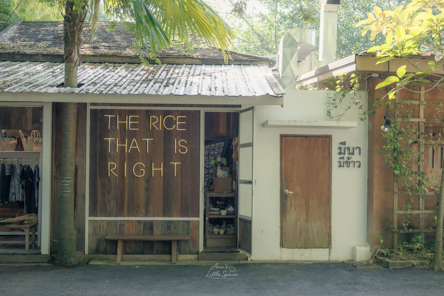 清邁 Meena 餐廳旁的文青選物店外牆，木質牆面上寫著「THE RICE THAT IS RIGHT」，散發獨特的地方創生與慢活質感｜by Ann's Little Space
