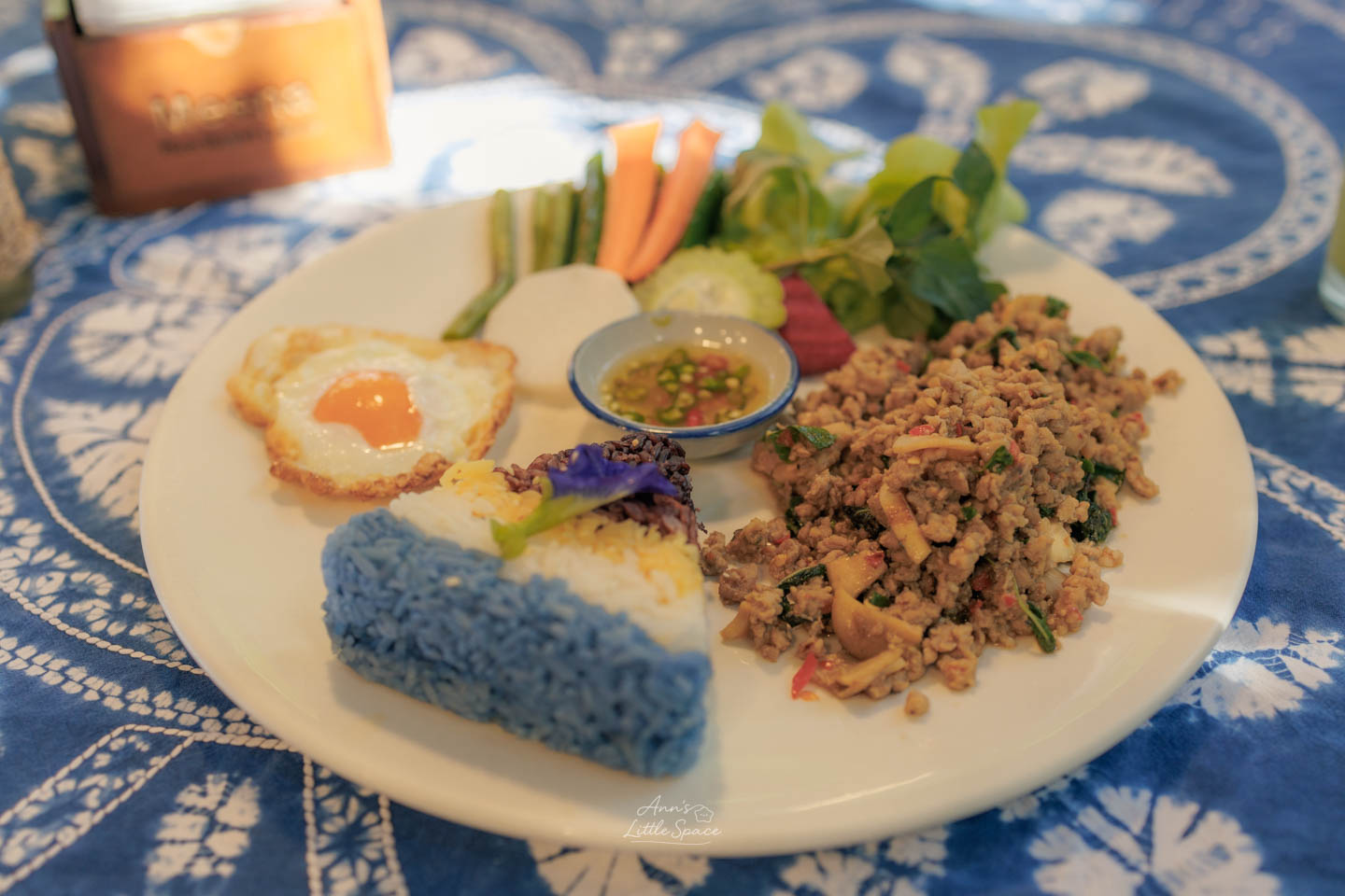 Meena Rice Based Cuisine 的泰式打拋豬配招牌三角五色飯糰（Stir fried basil pork mince with 5-Coloured rice）」｜by Ann's Little Space
