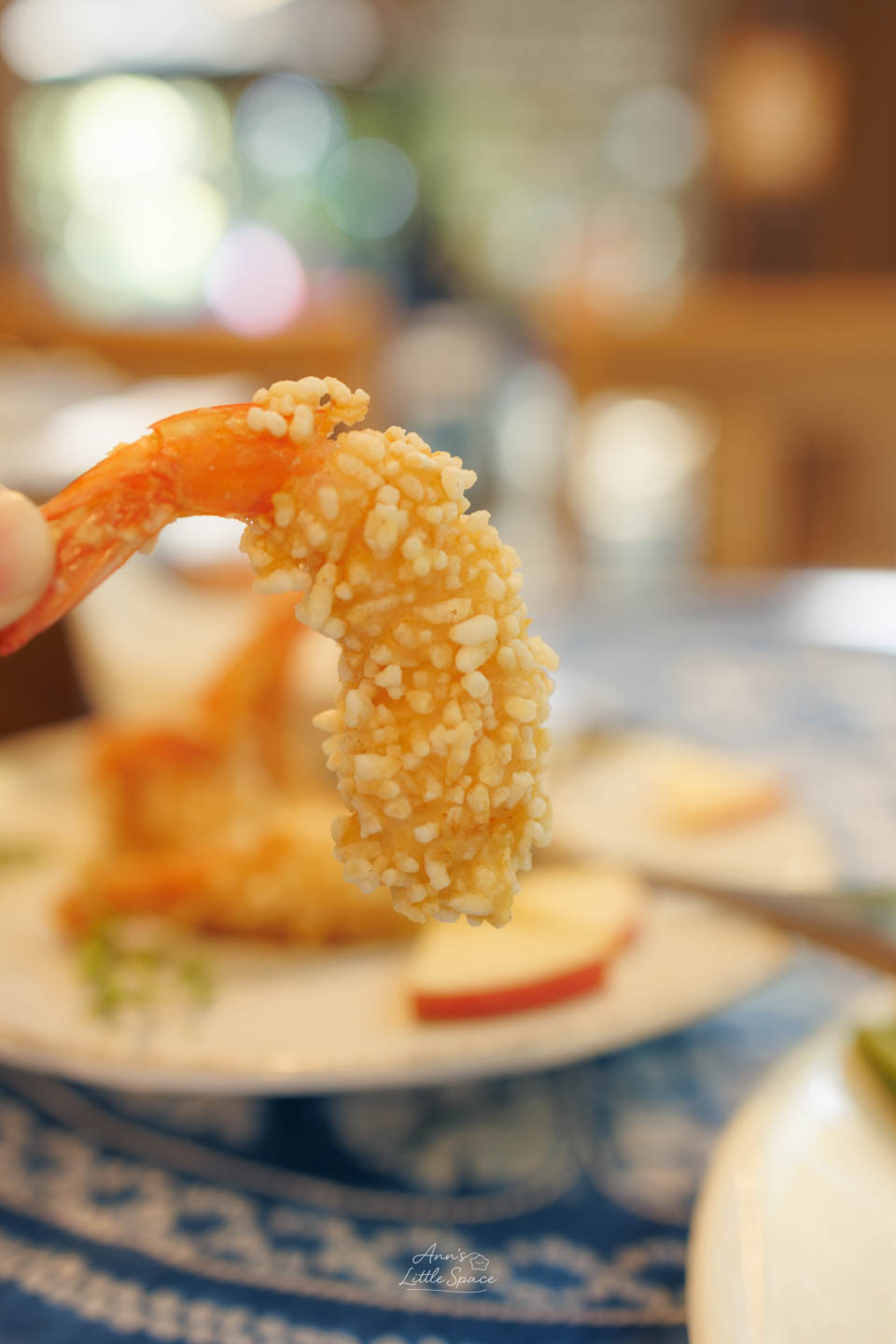 Meena Rice Based Cuisine 的米香炸蝦特寫（Deep fried prawns with rice crumbs）｜by Ann's Little Space
