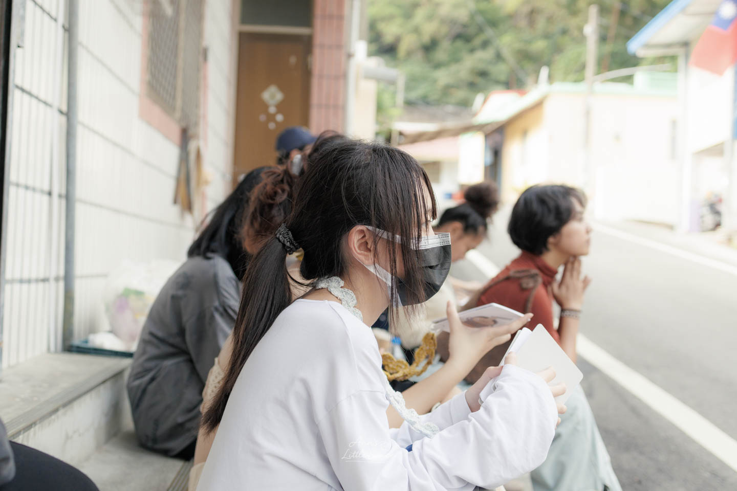 相遇水流之處活動－台東土坂部落，正在專心聆聽導讀的年輕女子｜by Ann's Little Space