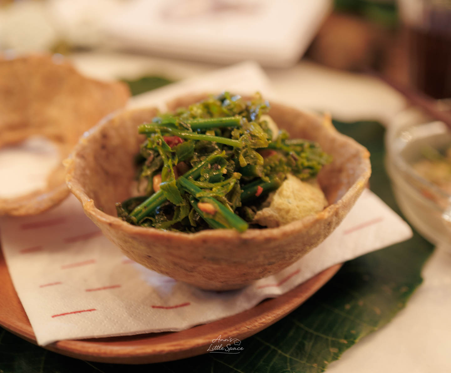 台東土坂部落料理，以可食用的小米脆碗盛裝過貓野菜沙拉，展現排灣族小米文化與土地食材的連結。｜by Ann's Little Space