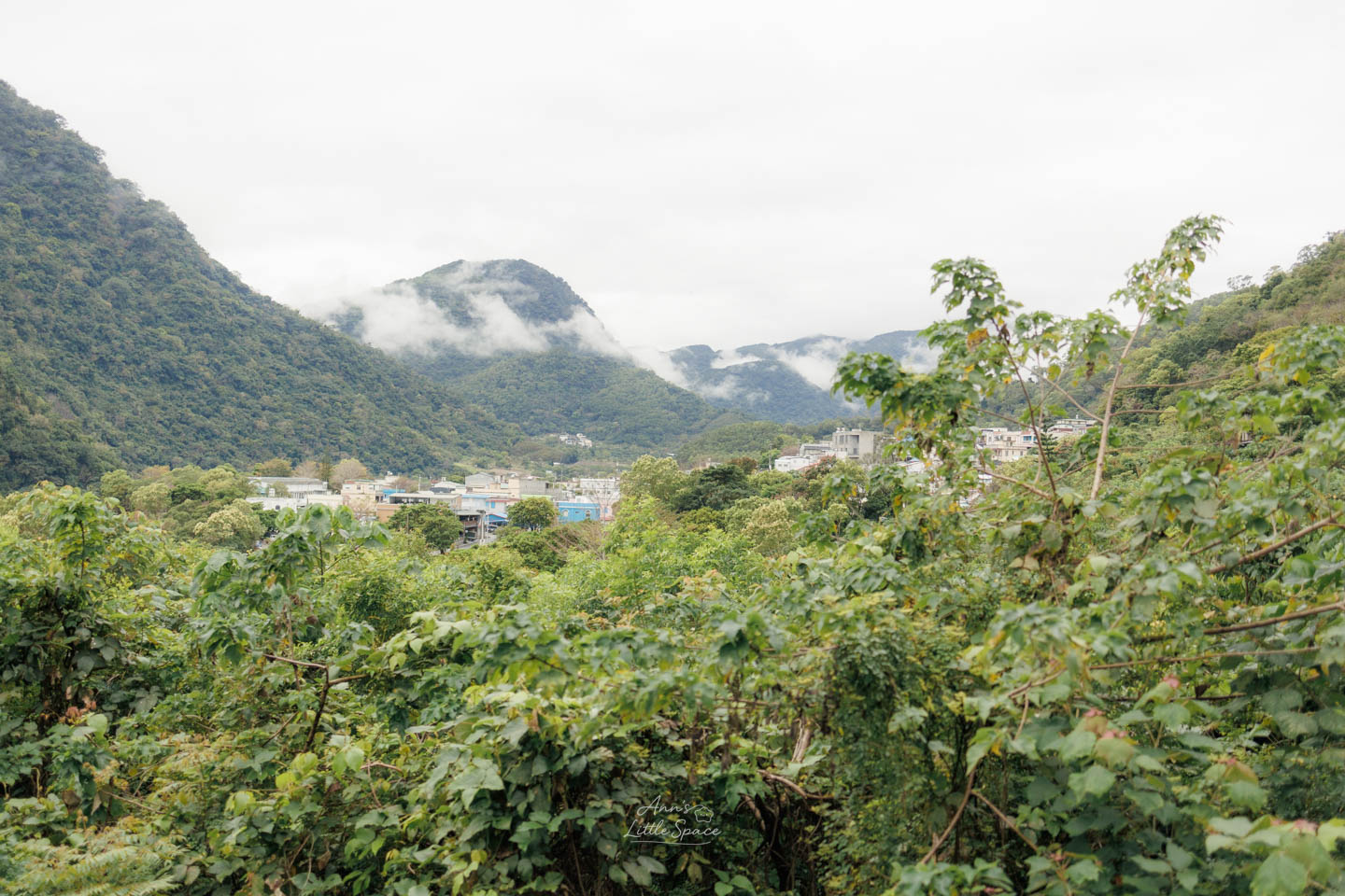台東土坂部落山谷景色，早晨雲霧繚繞在中央山脈間，展現南迴山林與部落聚落的自然風景。｜by Ann's Little Space