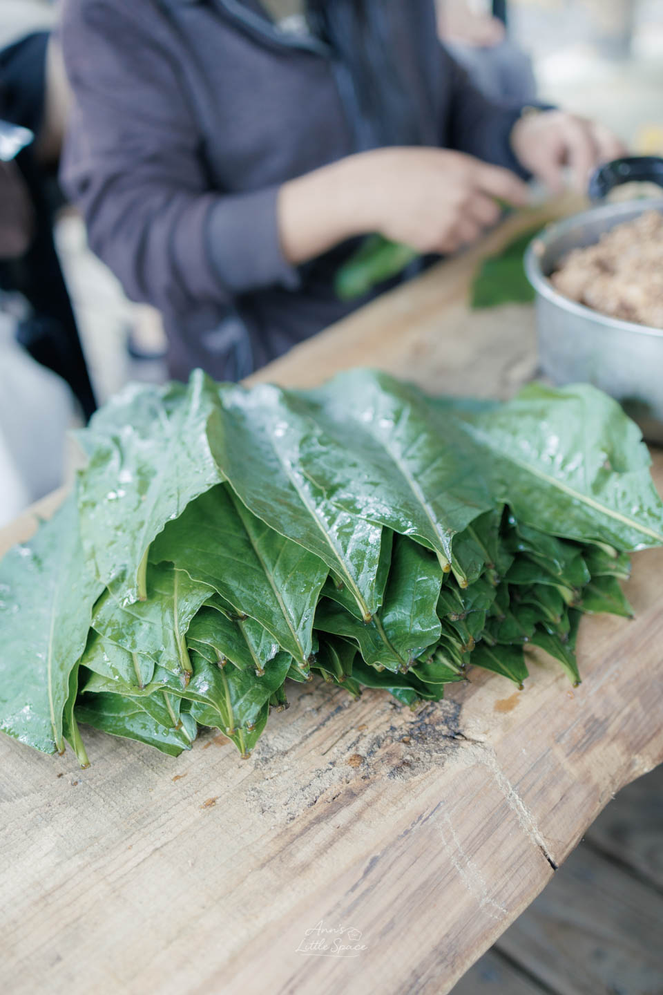 製作小米粽（Chinavu）的材料假酸漿葉堆疊在窄木桌上。｜by Ann's Little Space